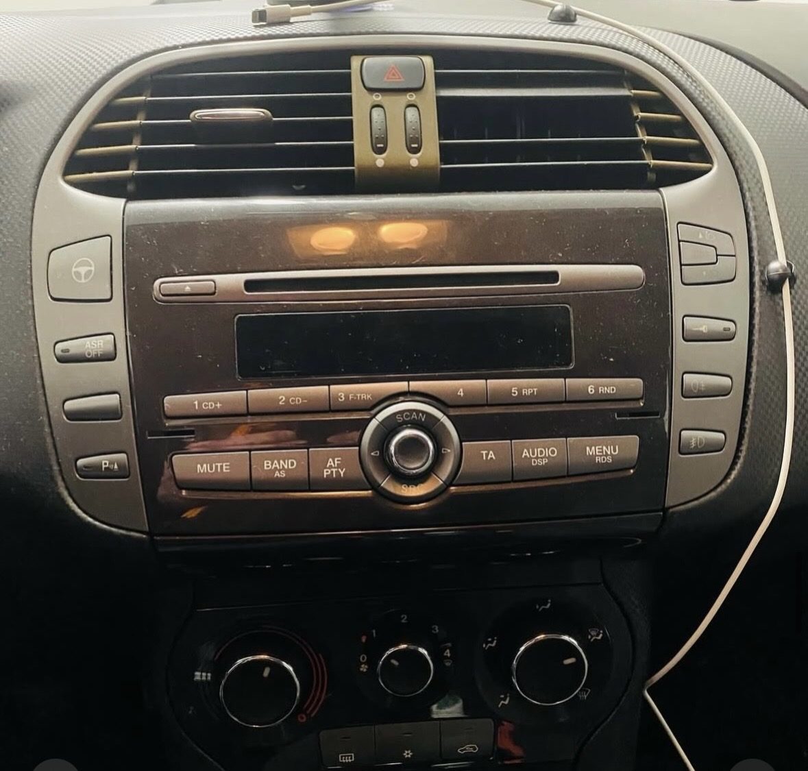 Pôvodné rádio pred montážou Android rádia