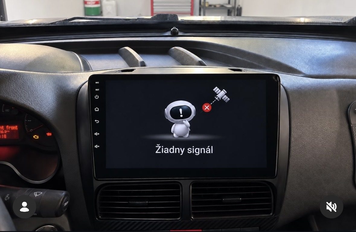 Displej bez signálu pred montážou cúvacej kamery